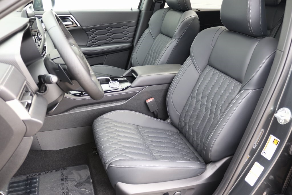 2025 Mitsubishi Outlander SEL photo 3