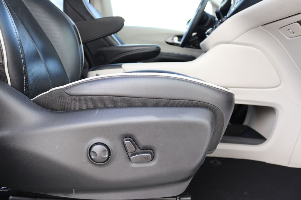 2023 Chrysler Pacifica Hybrid Limited - Photo 45