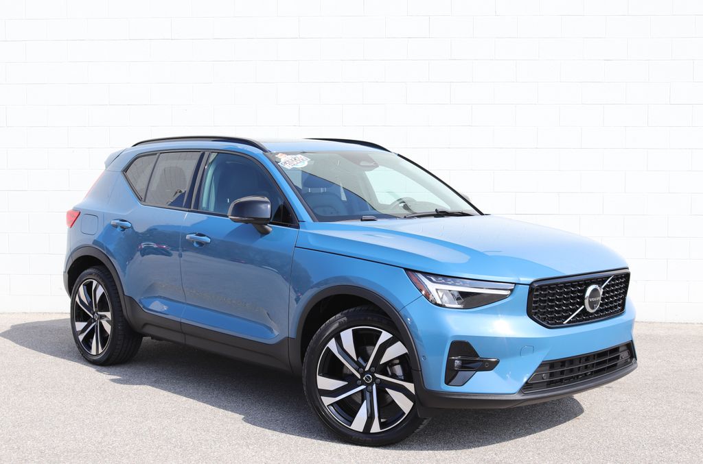 2023 Volvo XC40 B5 Ultimate Dark AWD's photo
