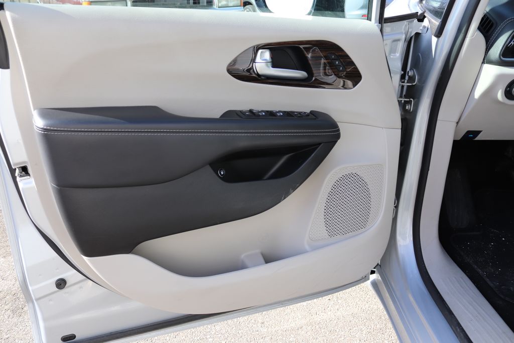 2023 Chrysler Pacifica Hybrid Limited - Photo 7