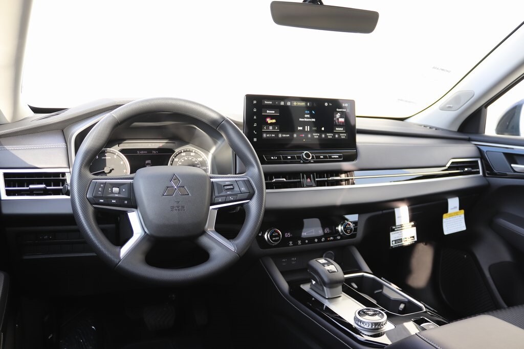 2025 Mitsubishi Outlander ES photo 3