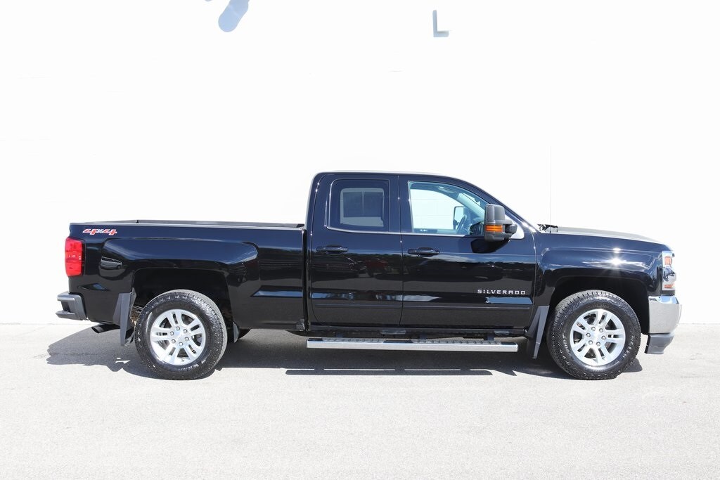 2017 Chevrolet Silverado 1500 LT photo 3