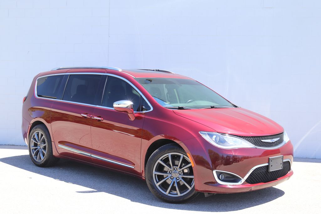 2020 Chrysler Pacifica Limited's photo