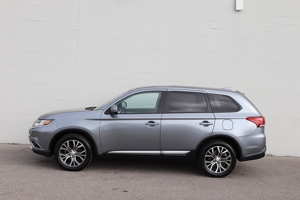 2017 Mitsubishi Outlander SE photo 2