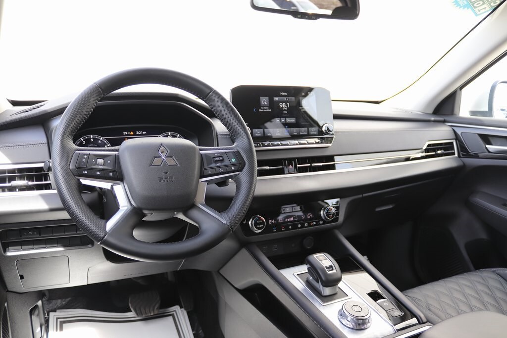 2024 Mitsubishi Outlander SEL photo 3
