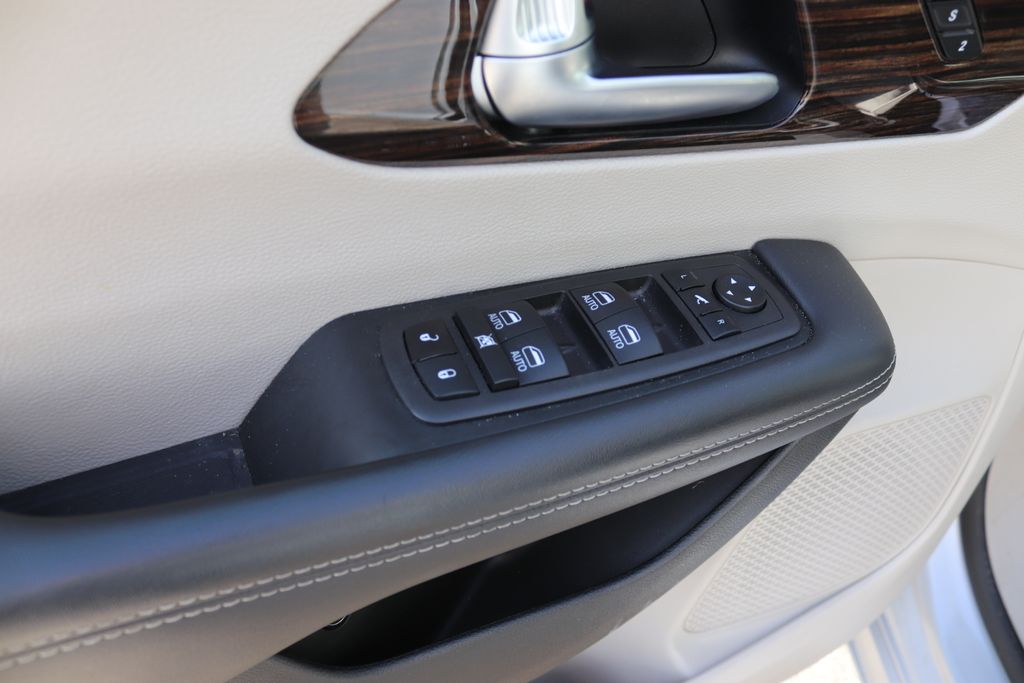 2023 Chrysler Pacifica Hybrid Limited - Photo 9