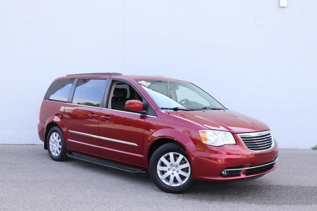 2014 Chrysler Town & Country Touring's photo