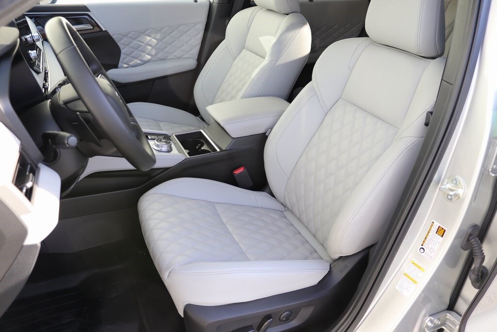 2023 Mitsubishi Outlander PHEV SEL photo 3