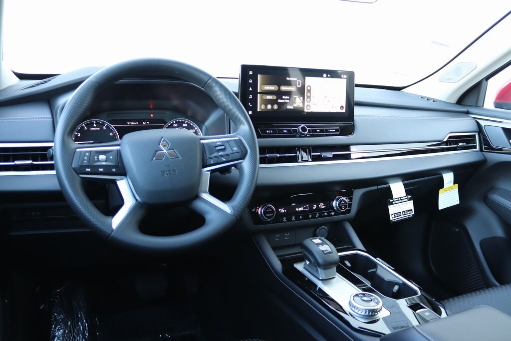 2025 Mitsubishi Outlander ES photo 4