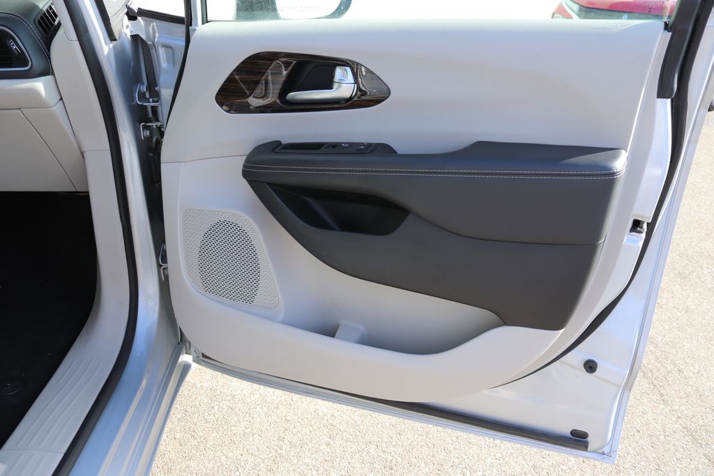 2023 Chrysler Pacifica Hybrid Limited - Photo 43