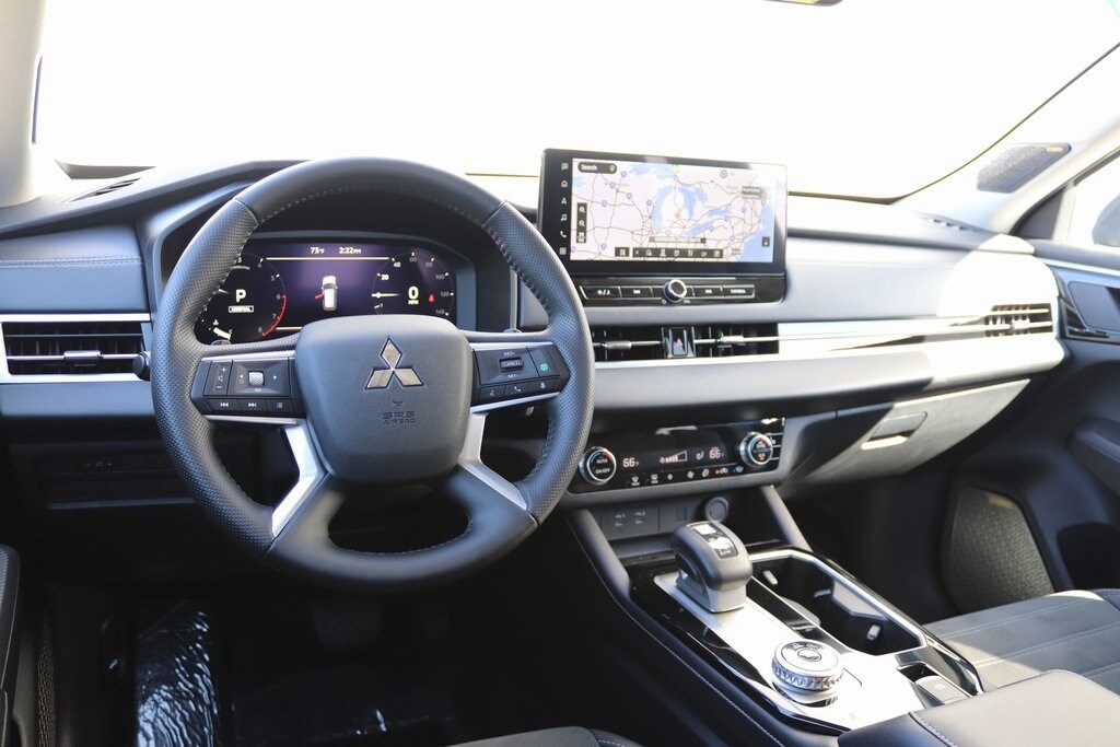 2025 Mitsubishi Outlander SE Ralliart photo 2