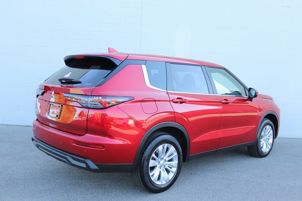 2025 Mitsubishi Outlander ES photo 2