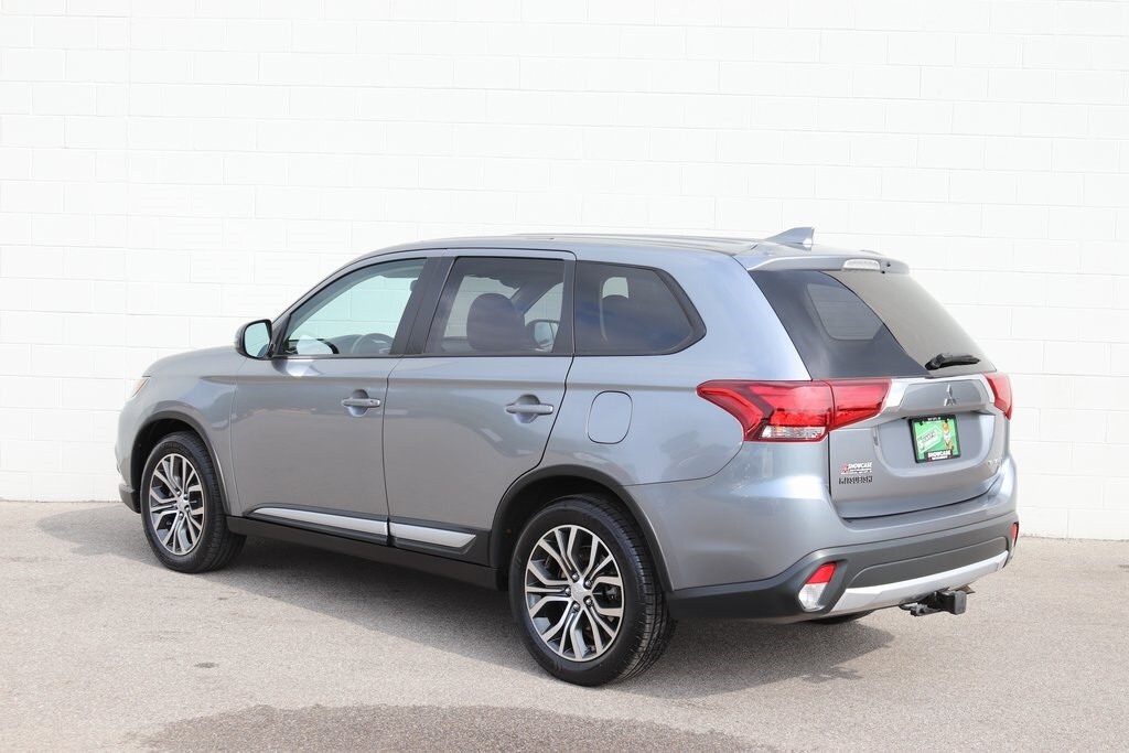 2017 Mitsubishi Outlander SE photo 3