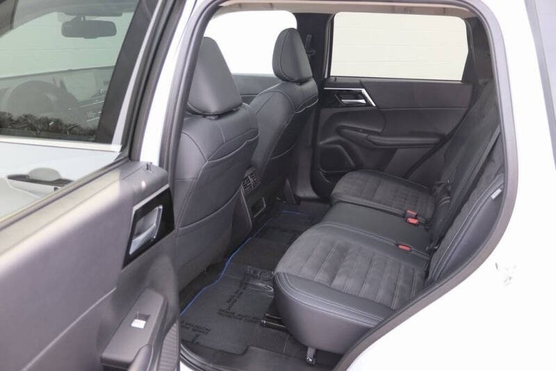 2025 Mitsubishi Outlander Plug-in Hybrid SE - Photo 19