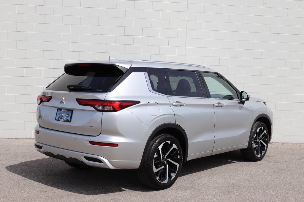 2024 Mitsubishi Outlander SEL photo 2