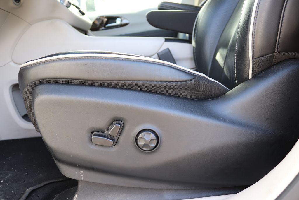 2023 Chrysler Pacifica Hybrid Limited - Photo 11