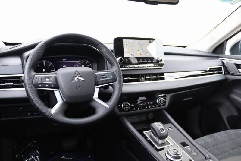 2025 Mitsubishi Outlander PHEV SE photo 3