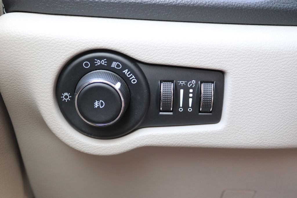 2023 Chrysler Pacifica Hybrid Limited - Photo 18