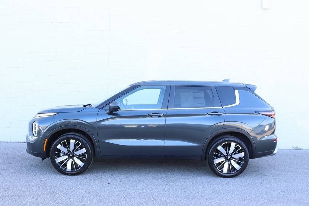 2025 Mitsubishi Outlander SE Ralliart photo 2