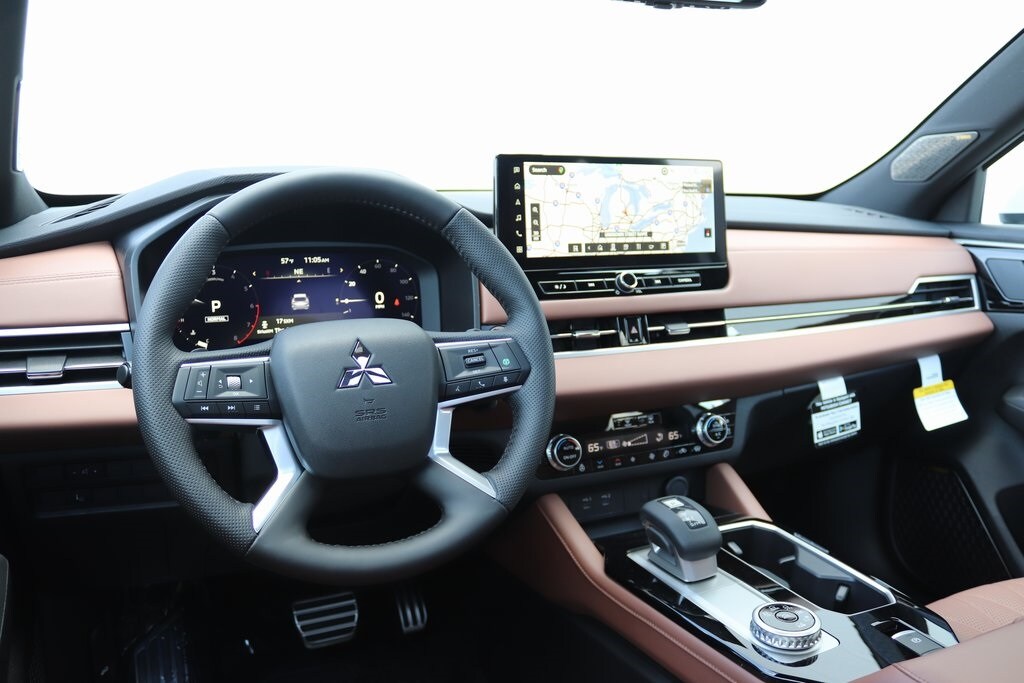 2025 Mitsubishi Outlander SEL photo 2