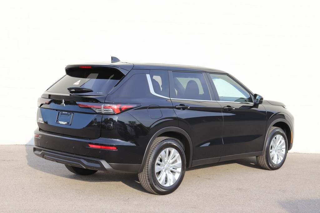 2025 Mitsubishi Outlander ES photo 2