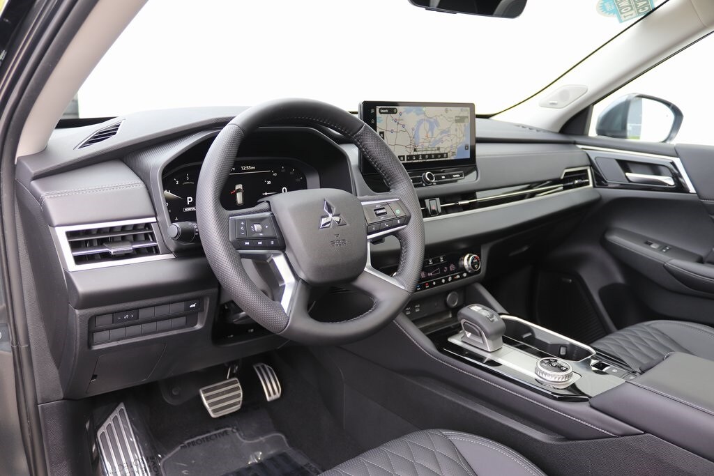2025 Mitsubishi Outlander SEL photo 2