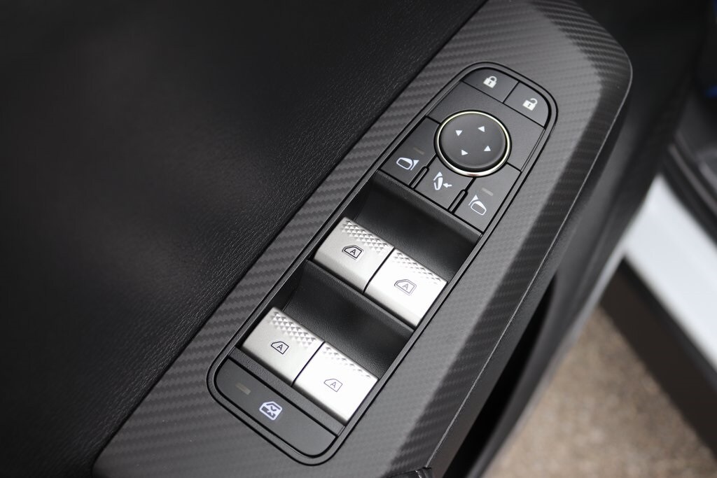 2025 Mitsubishi Outlander PHEV SE photo 3