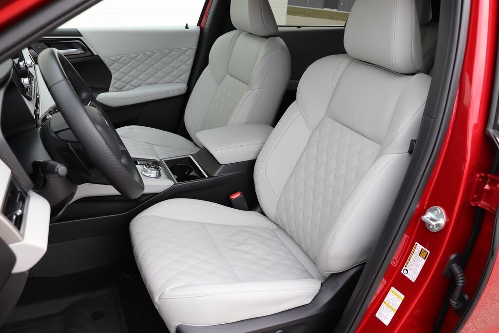2024 Mitsubishi Outlander PHEV SEL photo 3