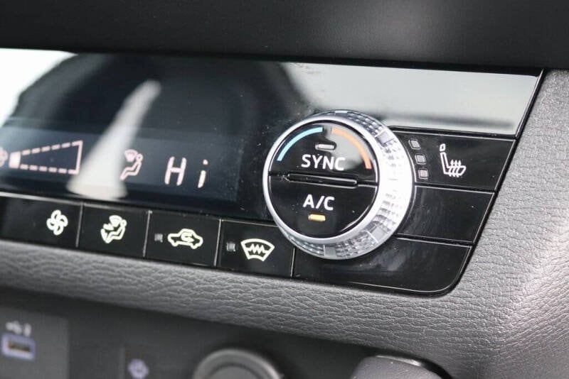 2025 Mitsubishi Outlander Plug-in Hybrid SE - Photo 14