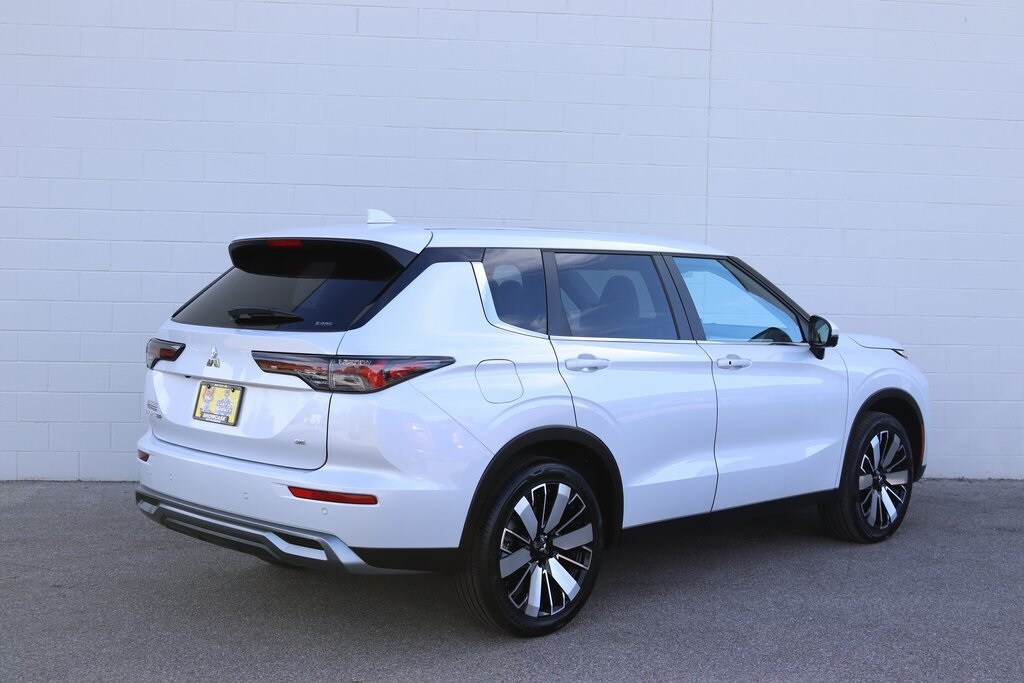 2025 Mitsubishi Outlander SE Ralliart photo 2