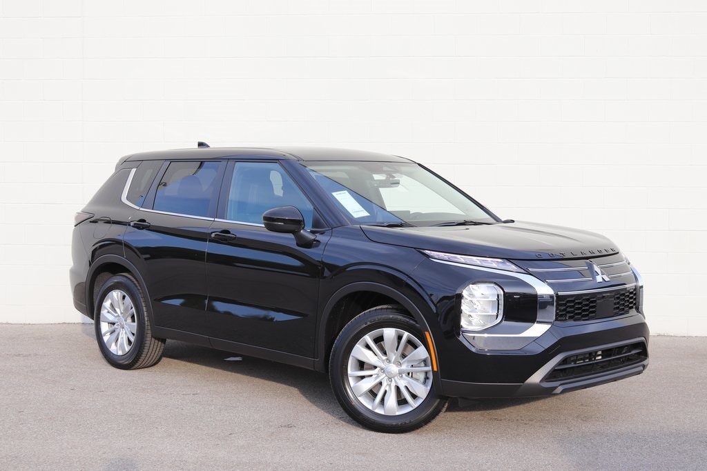 2025 Mitsubishi Outlander ES's photo
