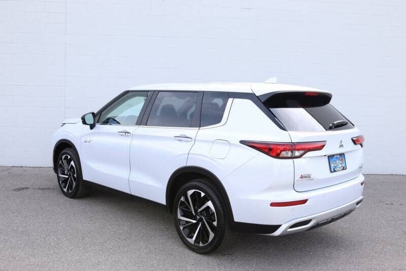 2025 Mitsubishi Outlander PHEV SE photo 2