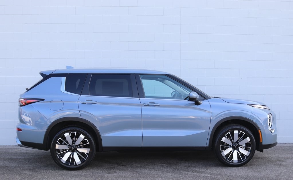 2026 Mitsubishi Outlander SE - Photo 2