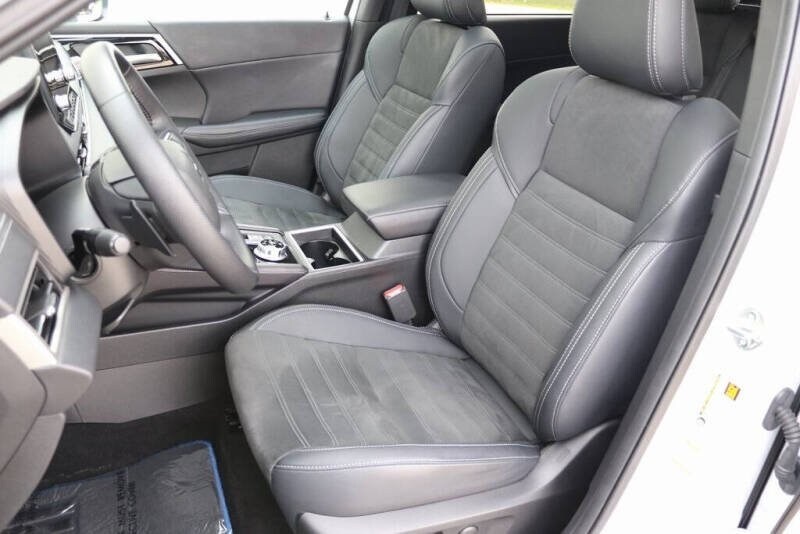 2025 Mitsubishi Outlander PHEV SE photo 4