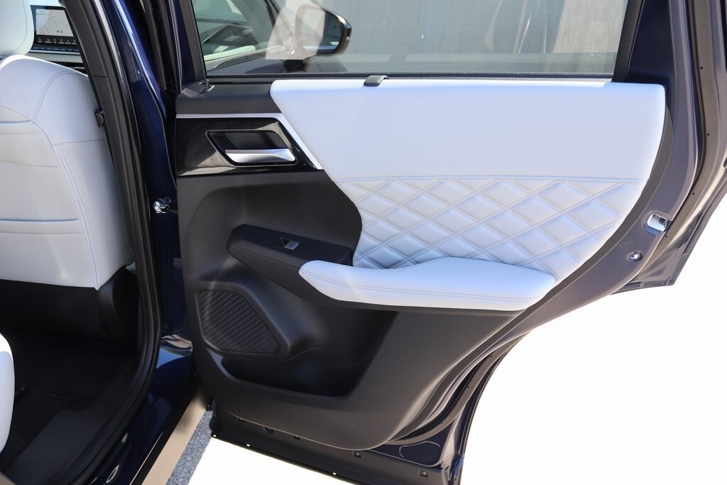 2025 Mitsubishi Outlander Plug-in Hybrid SEL - Photo 11