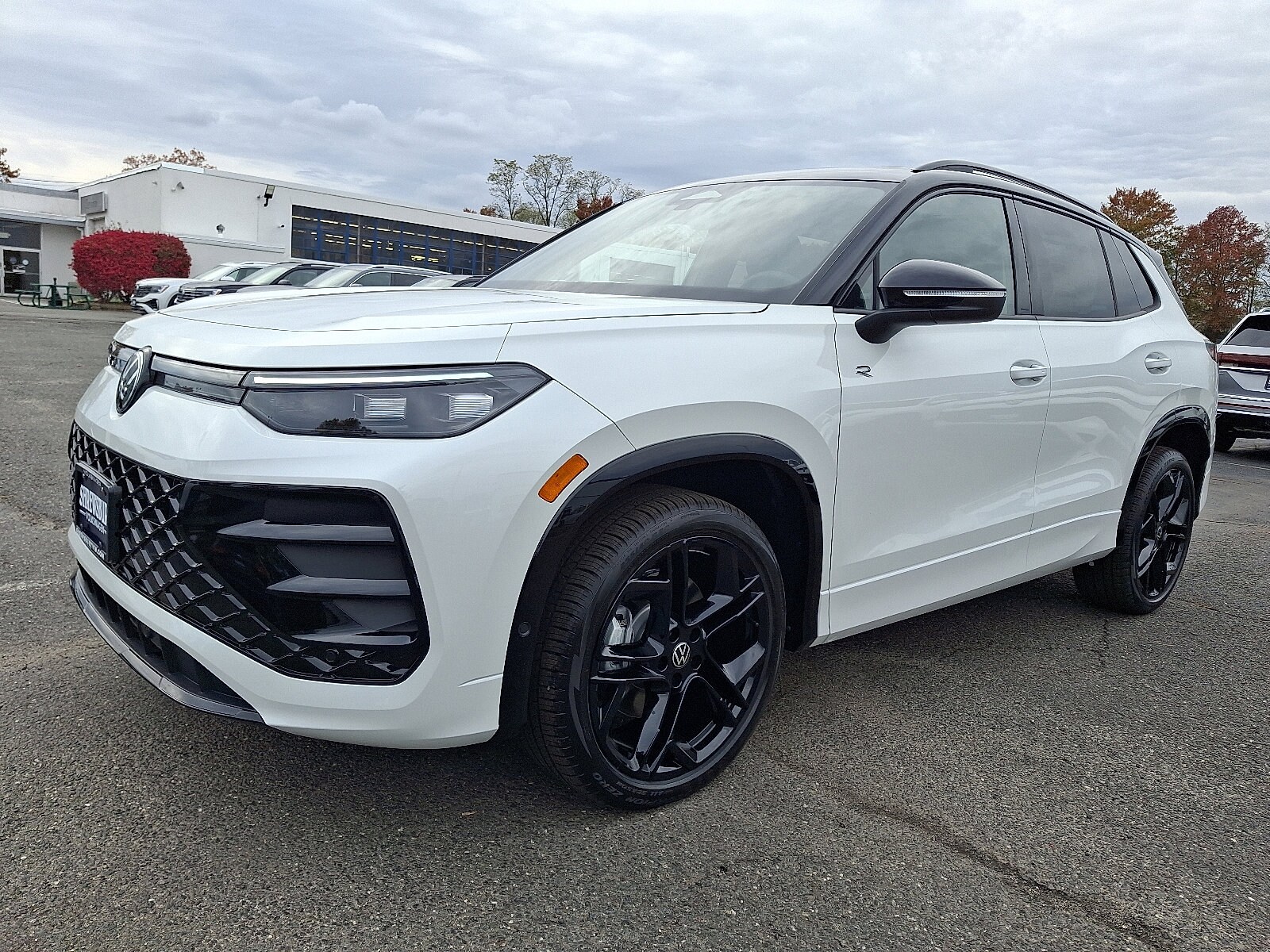 2026 Volkswagen Tiguan SE R-Line Black photo 2