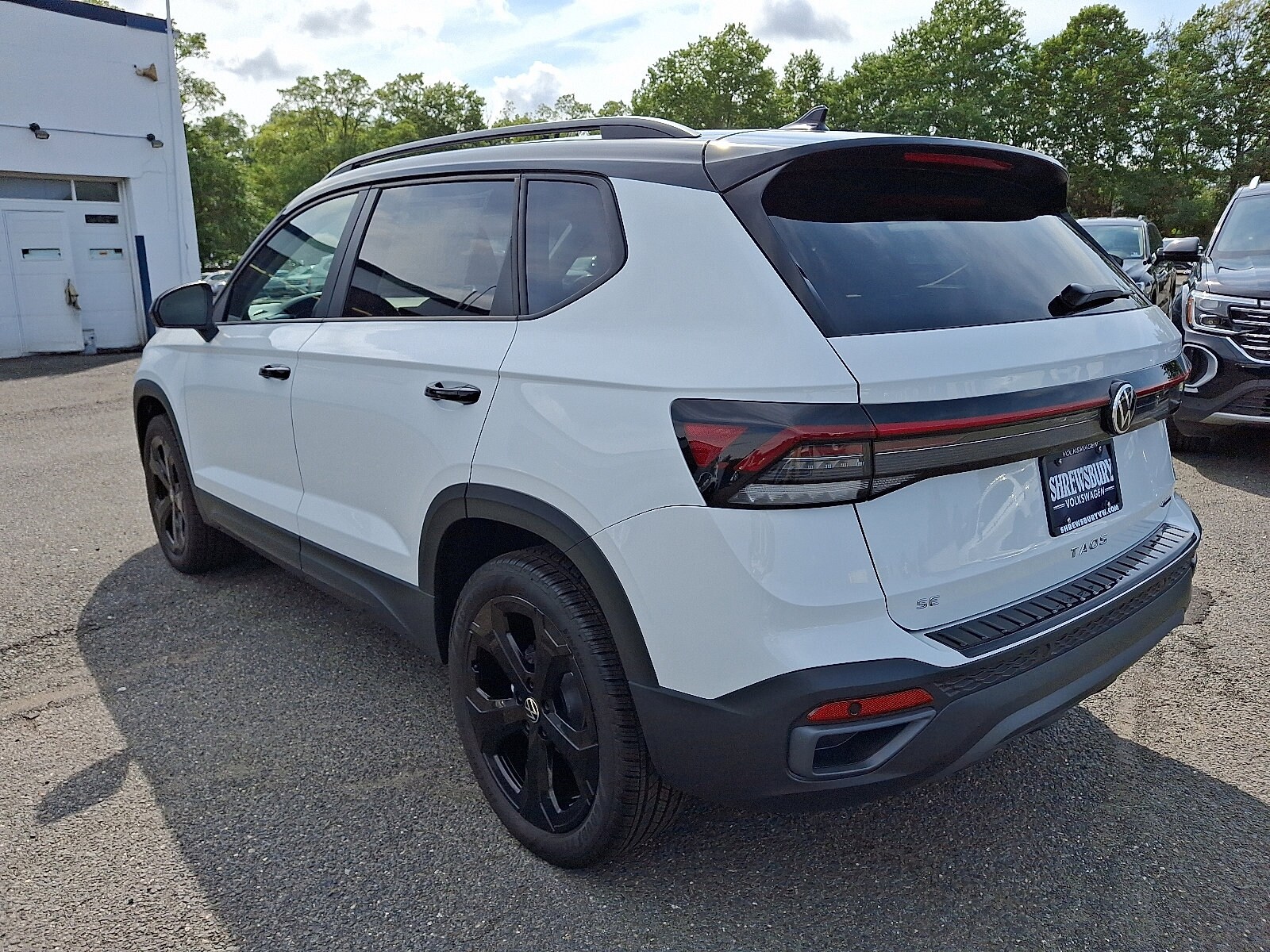 2025 Volkswagen Taos SE photo 3