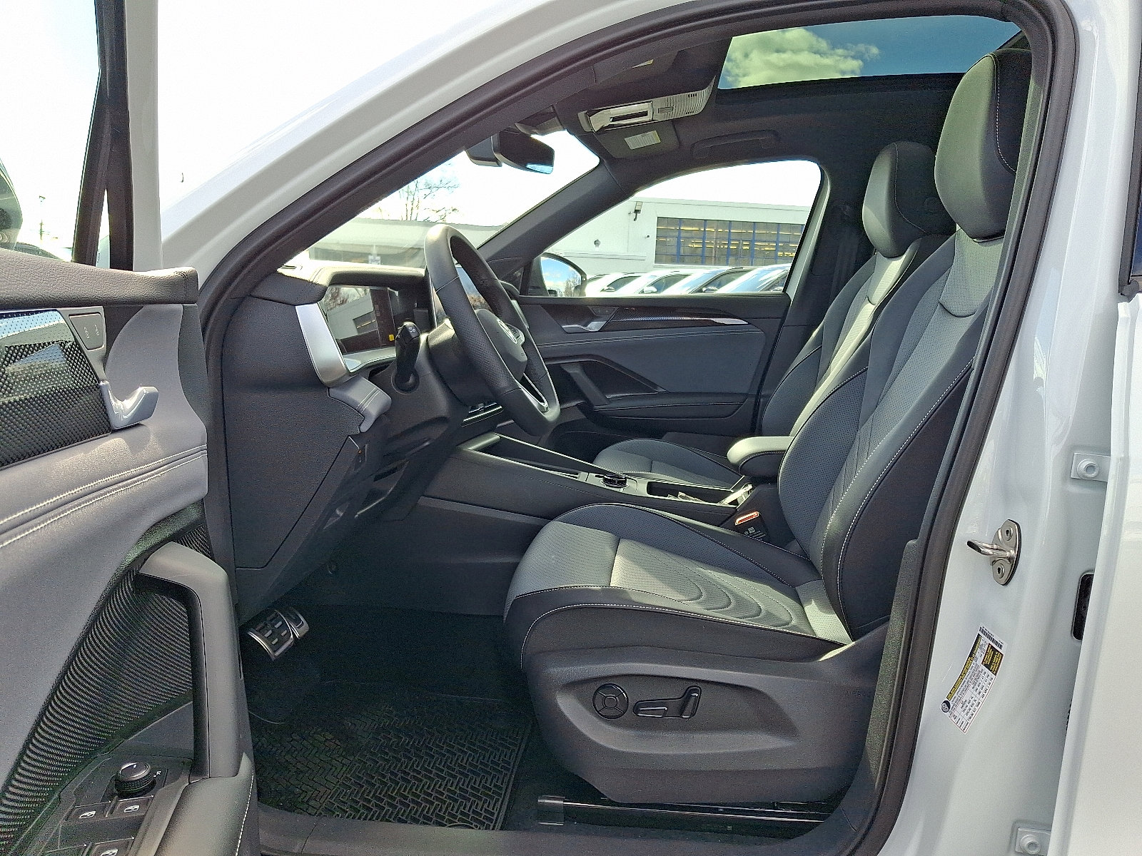 2026 Volkswagen Tiguan SE R-LINE BLACK - Photo 6