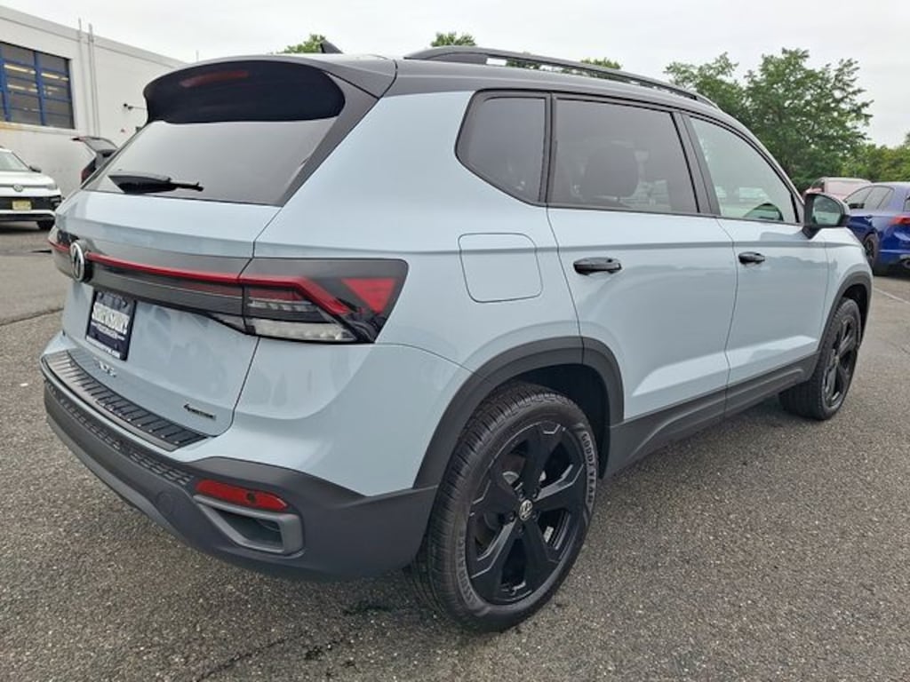 New 2026 Volkswagen Taos 1.5T SE Black SUV