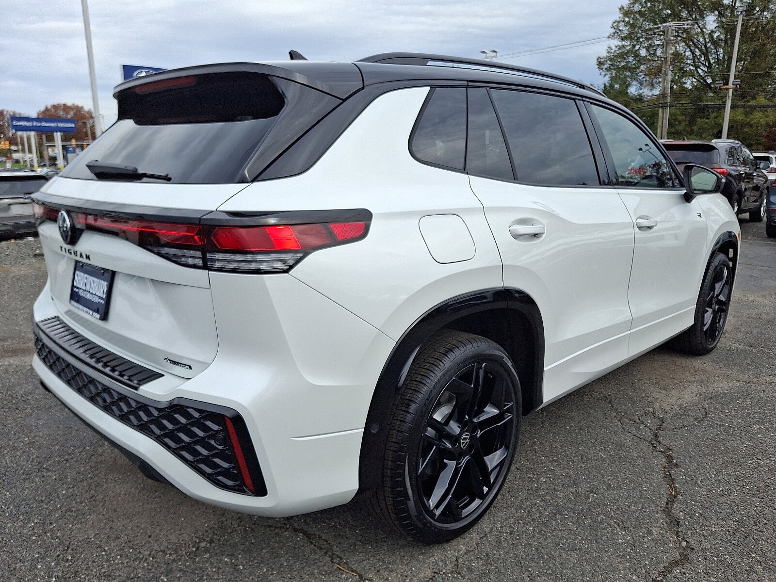 2026 Volkswagen Tiguan SE R-Line Black photo 4