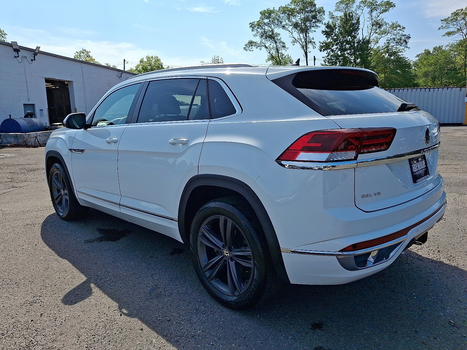 2022 Volkswagen Atlas Cross Sport V6 SEL R-Line photo 2