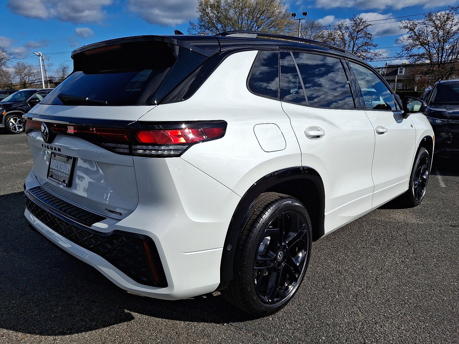 2026 Volkswagen Tiguan SE R-Line Black photo 3