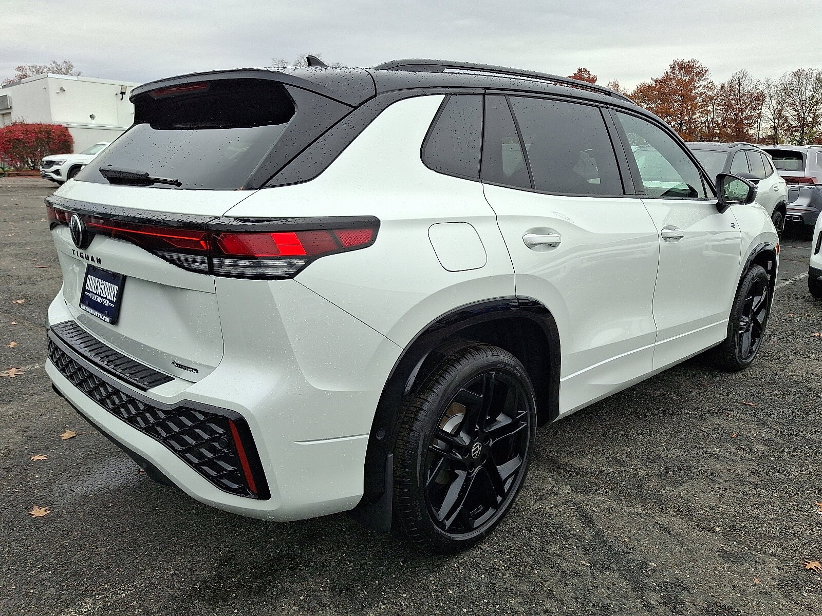 2026 Volkswagen Tiguan SE R-Line Black photo 4