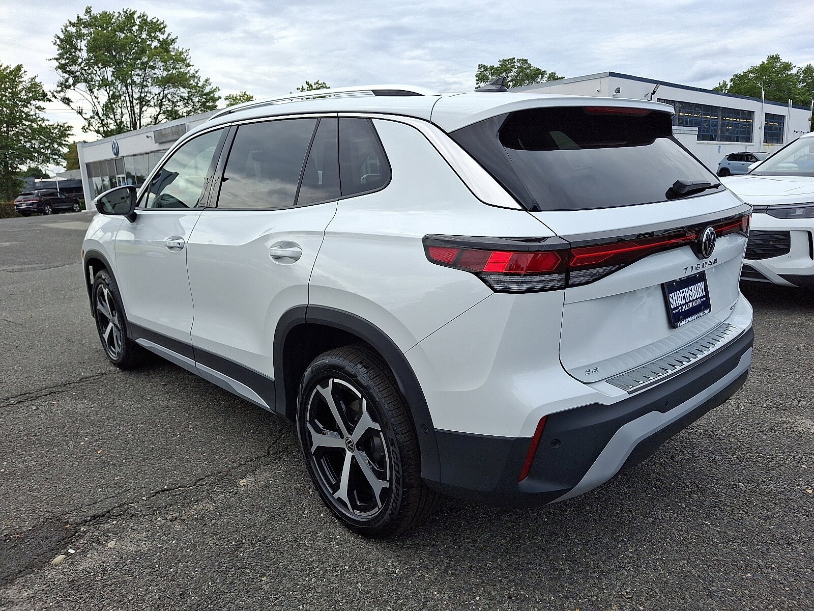 2025 Volkswagen Tiguan SE photo 3