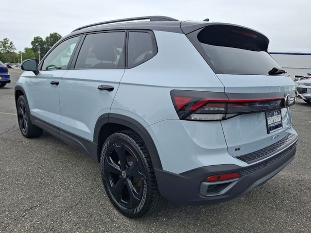 New 2026 Volkswagen Taos 1.5T SE Black SUV