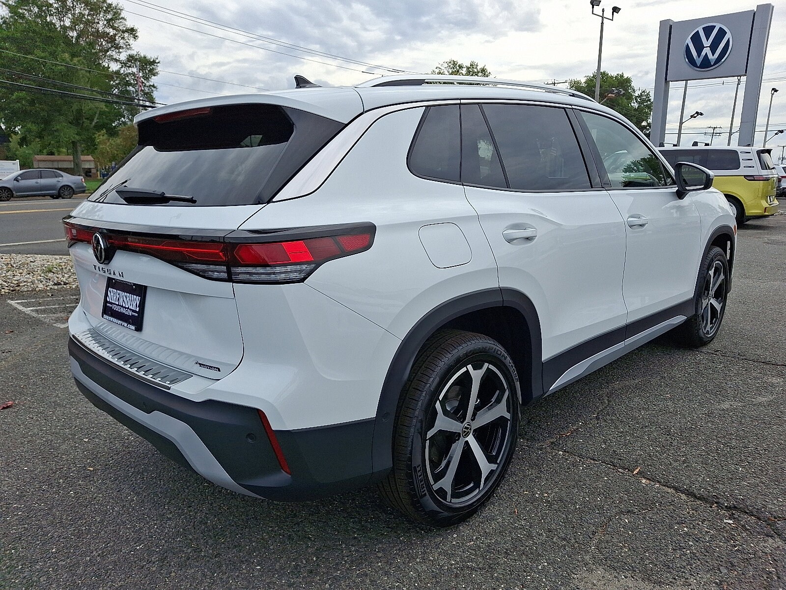 2025 Volkswagen Tiguan SE photo 4
