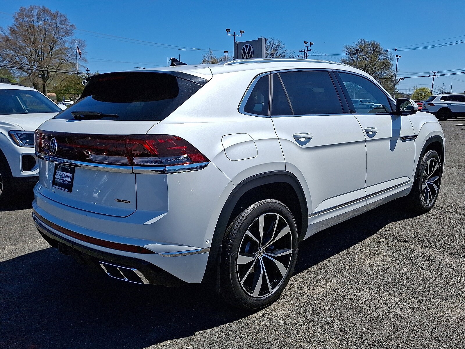 2025 Volkswagen Atlas Cross Sport SEL Premium R-Line photo 3