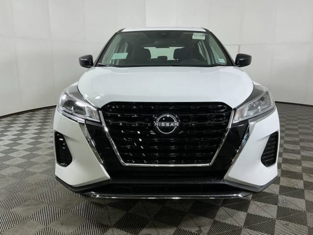 New 2025 Nissan Kicks Play S SUV