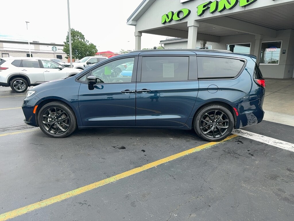 Used 2025 Chrysler Pacifica Limited Limited FWD