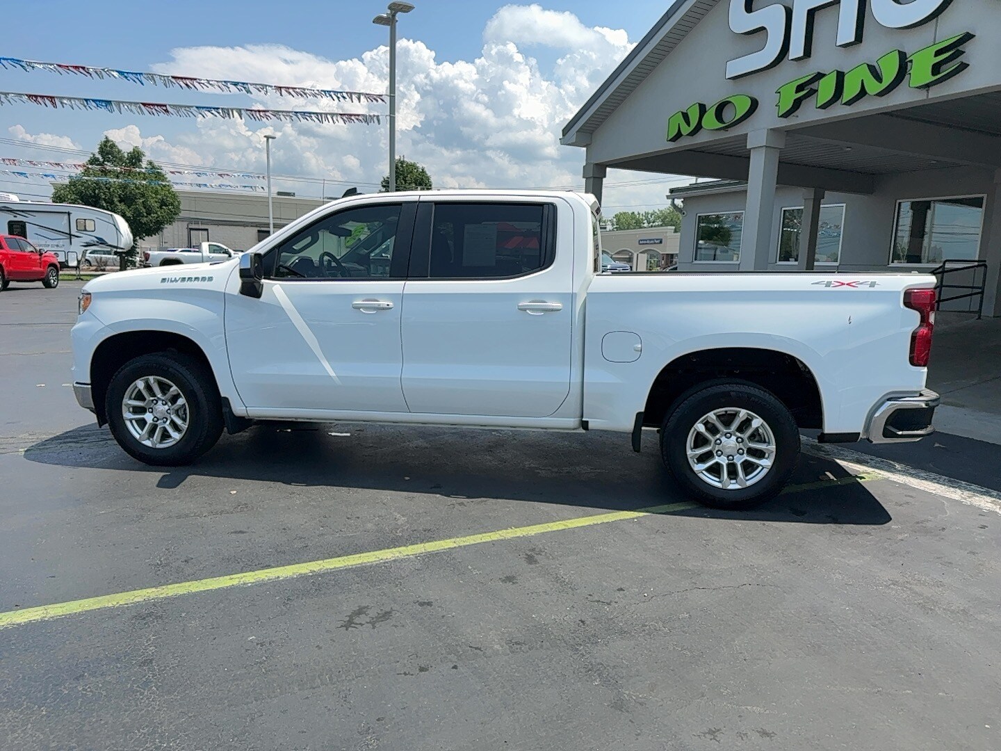 2022 Chevrolet Silverado 1500 LT photo 2